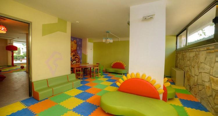 Jasmine Court Hotel ไคริเนีย ภายนอก รูปภาพ