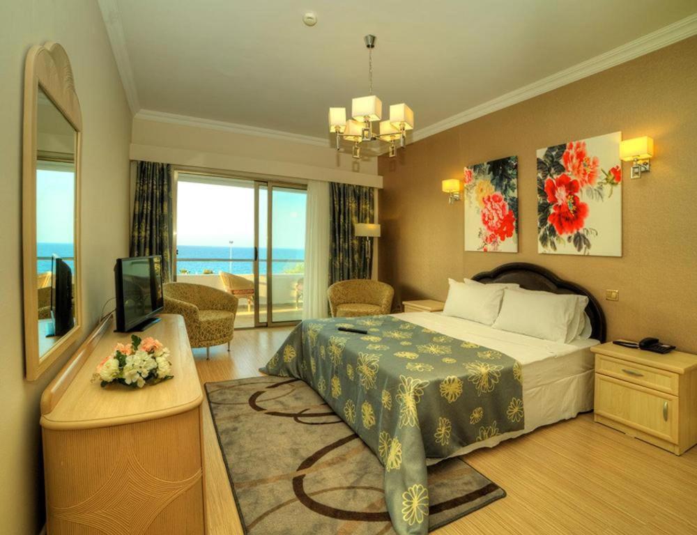 Jasmine Court Hotel ไคริเนีย ภายนอก รูปภาพ