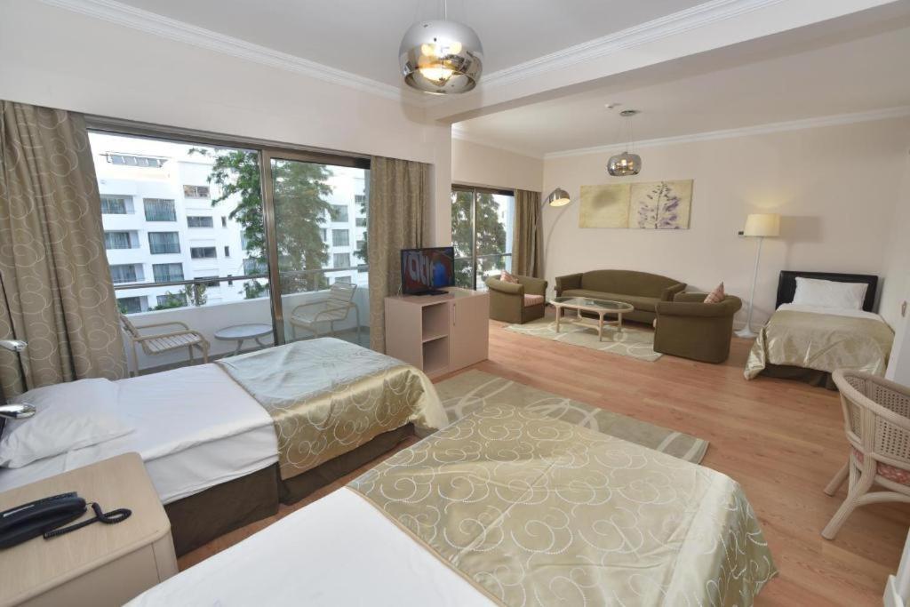 Jasmine Court Hotel ไคริเนีย ห้อง รูปภาพ
