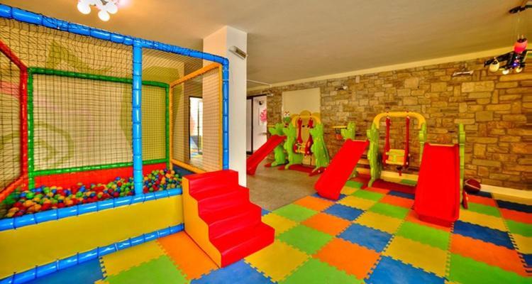 Jasmine Court Hotel ไคริเนีย ภายนอก รูปภาพ