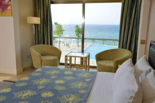 Jasmine Court Hotel ไคริเนีย ภายนอก รูปภาพ