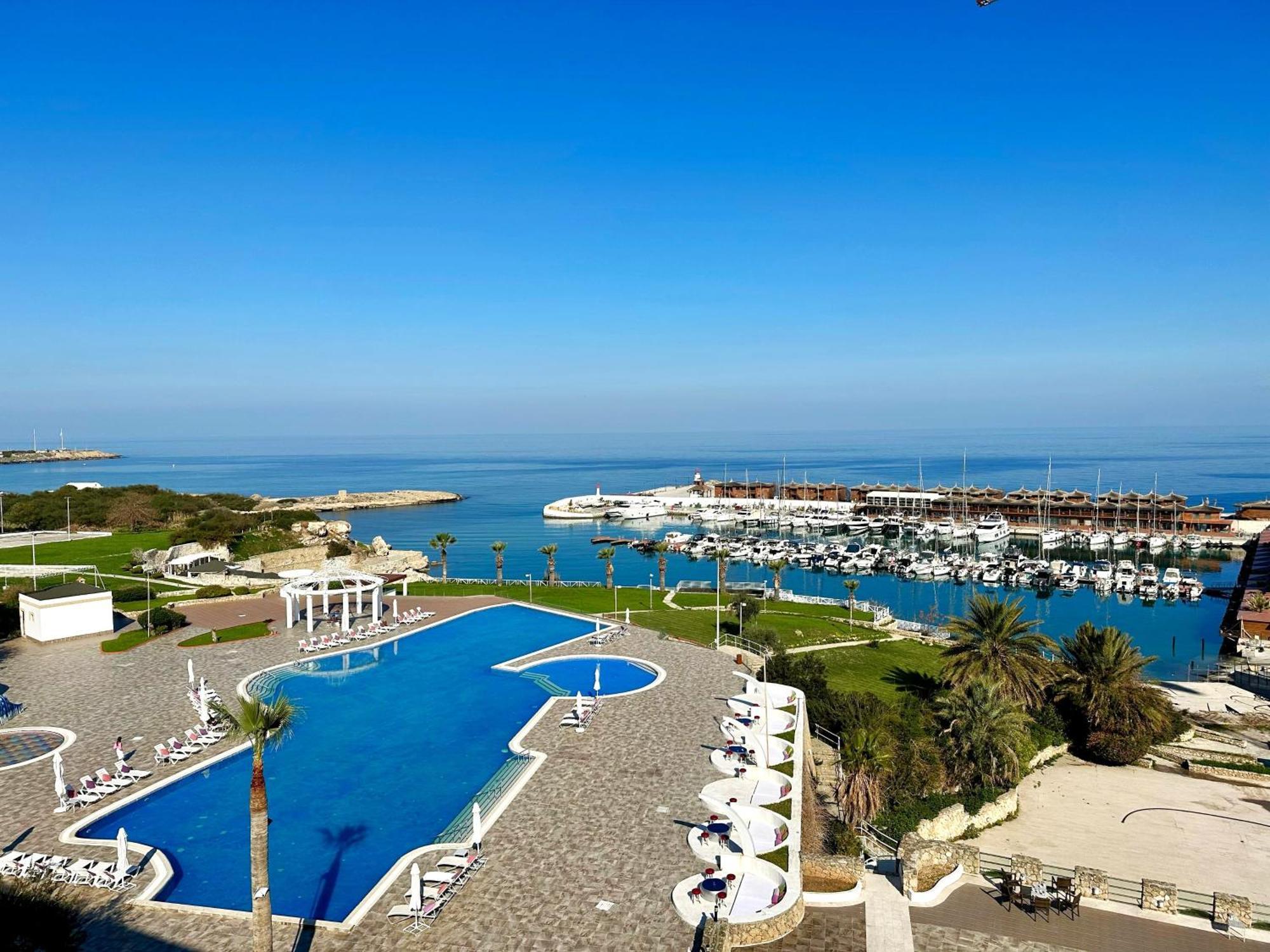 Jasmine Court Hotel ไคริเนีย ภายนอก รูปภาพ